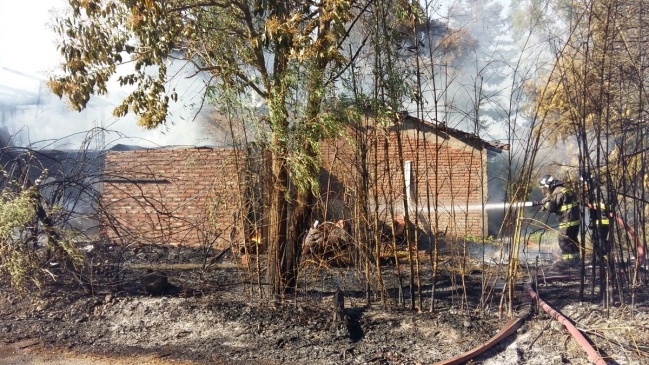 Incendio consumió dos casas en Pirque: Siniestro ya está controlado