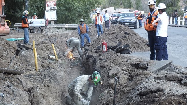 Comenzó reposición del servicio de agua potable en Los Andes tras derrame