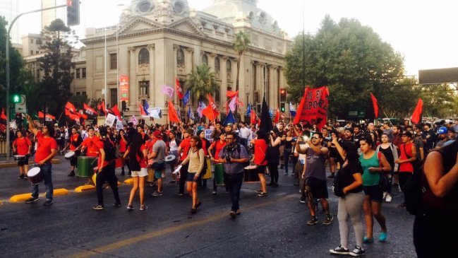 Marcha contra la reforma laboral terminó con disturbios en el centro de Santiago