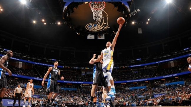 Curry establece nueva marca en la NBA y Warriors siguen imparables