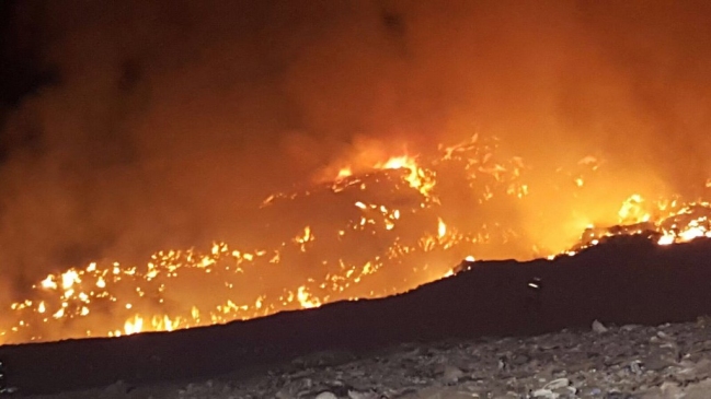 Incendio afectó a relleno sanitario en Til Til