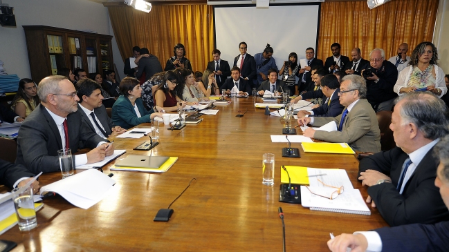 Aborto: Comisión de Constitución aprobó plan de acompañamiento con adopción