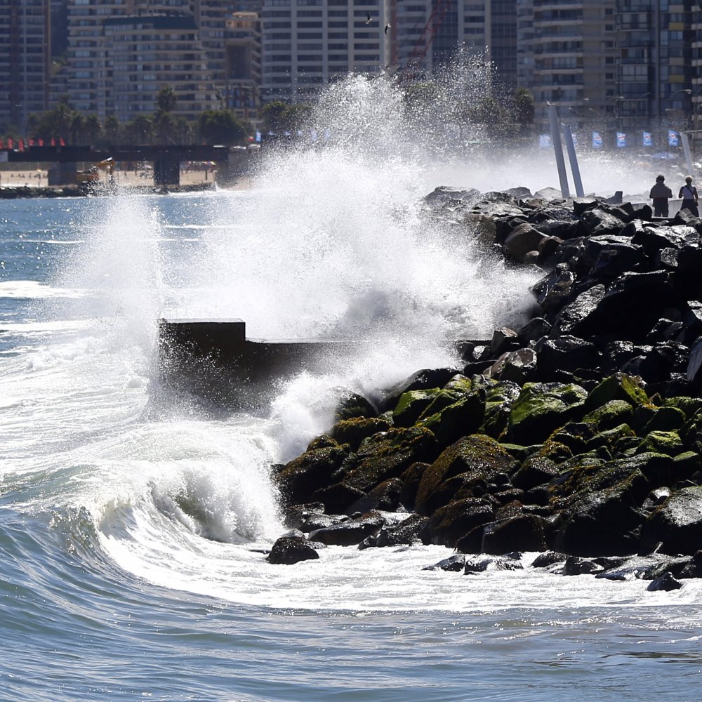 Marejadas: Onemi decretó alerta preventiva temprana entre las regiones de Arica y Aysén