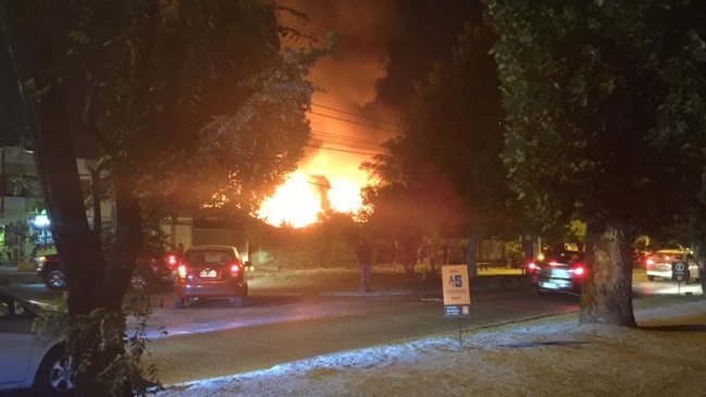 Incendio destruyó una casa y dos autos en La Cisterna