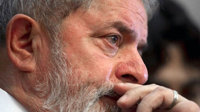 Lula abandonó la comisaría tras concluir su declaración policial