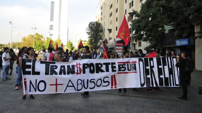 Manifestantes trastornan funcionamiento del Metro por alza de tarifas