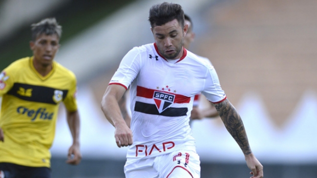 Eugenio Mena jugó en derrota de Sao Paulo ante Sao Bernardo