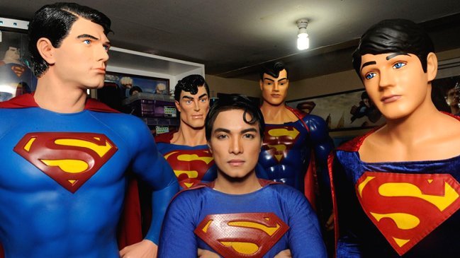  Hombre se ha operado 26 veces para ser como Superman  
