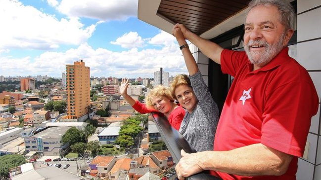 Lula recibe apoyo de Rousseff y responde a presión con posible candidatura