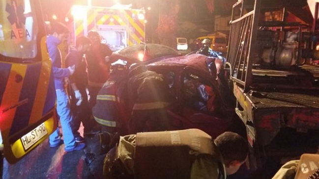 Dos muertos al chocar vehículo contra camión aljibe en Quillota