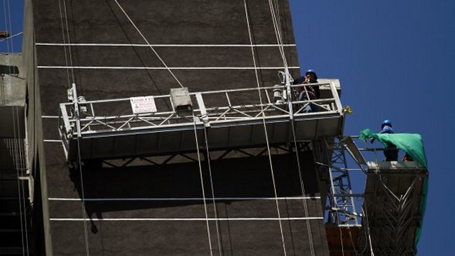 Bomberos rescató a trabajador que colgaba de andamio en un edificio en construcción
