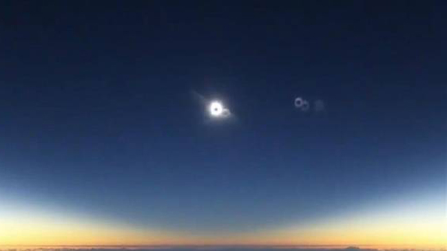 Astrónomo logró modificar vuelo para poder apreciar eclipse solar