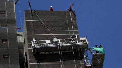   Trabajador quedó colgando en andamio de edificio en construcción 