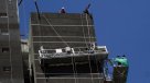Trabajador quedó colgando en andamio de edificio en construcción
