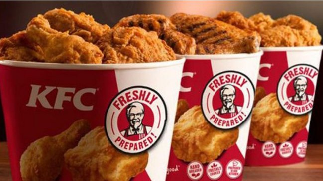 Hombre murió asfixiado en competencia de quién comía más pollo en cinco minutos