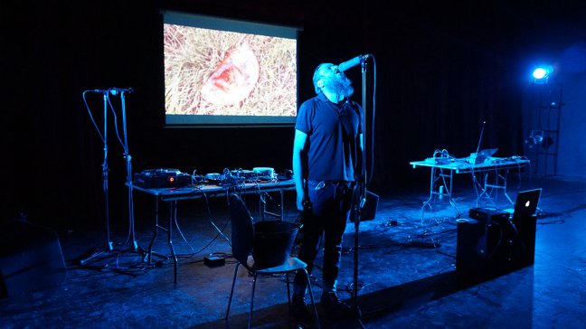 MAC exhibe película ciega que invita a ver con los oídos