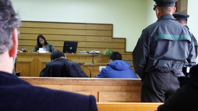 Tribunal revisará medidas cautelares de menor que quemó a cajero de Servipag