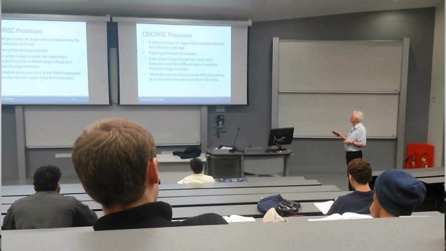 Profesor universitario que actuaba en películas para adultos dejó su cargo