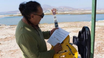 El emotivo gesto del guitarrista Pat Metheny con un fan chileno