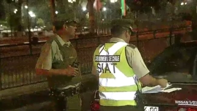 Dos carabineros fueron atropellados por delincuentes en Santiago