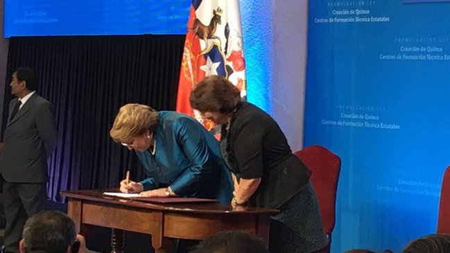 Presidenta Bachelet promulgó ley que crea 15 centros de formación técnica estatales