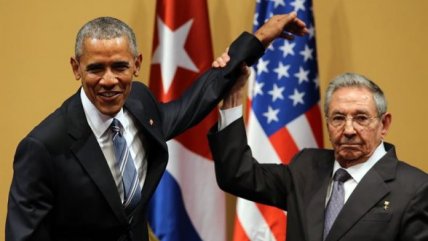   El extraño momento entre Obama y Raúl Castro que se replicó en redes sociales 
