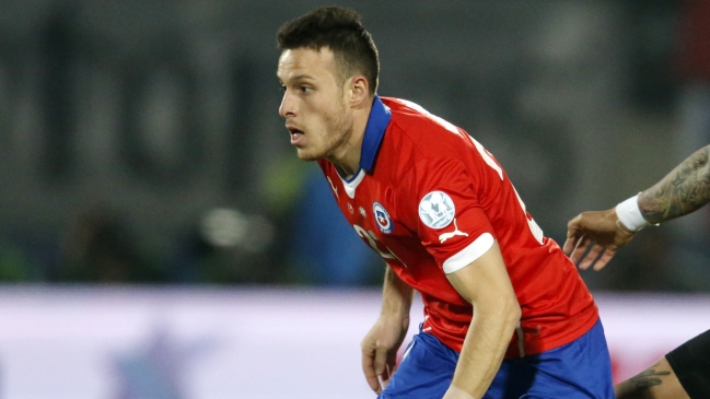 Angelo Henríquez llegó a Santiago para completar el plantel de la selección