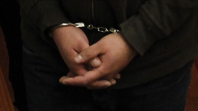 Dos menores detenidos al intentar robar notebooks desde escuela en Santiago