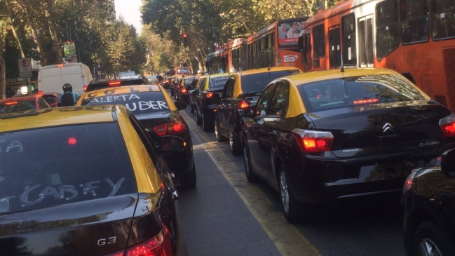 Caravana de 200 taxistas protestó contra Uber en Santiago: 