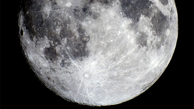El hidrógeno de los polos de la Luna indica modificaciones en su eje de rotación