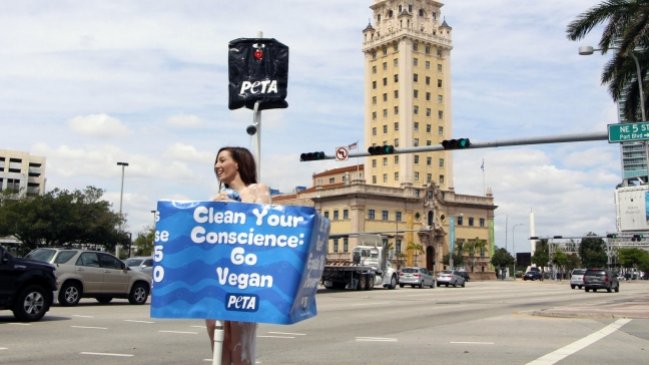 PETA propone hacerse vegetariano para ahorrar agua