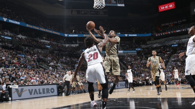 Los Spurs alargaron su invicto como locales en la NBA