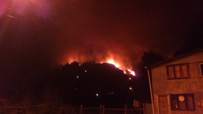 Autoridades decretaron alerta roja para Corral por incendio forestal