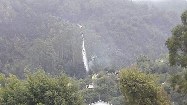 Incendio forestal en Corral aún se encuentra activo