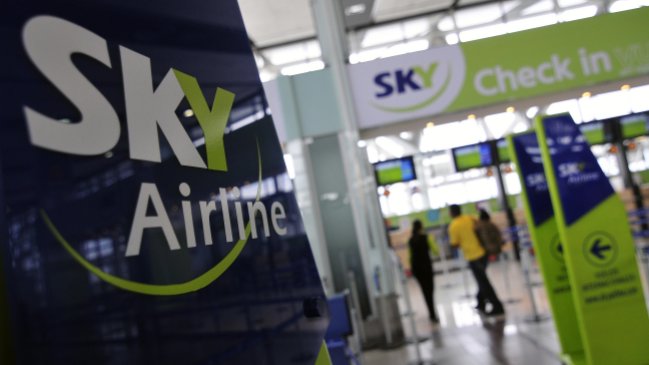 Sindicatos de Sky Airline votan para decidir huelga que amenaza con paralizar los vuelos