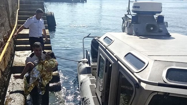 Sargento de la Armada se lanzó al mar y rescató a dos personas en Antofagasta