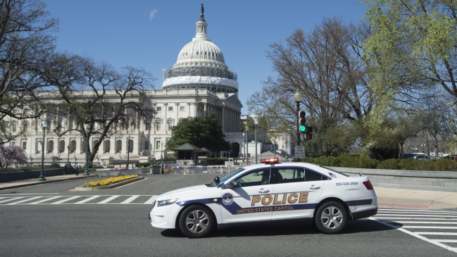 Autoridades presentaron cargos contra hombre que entró armado al Capitolio