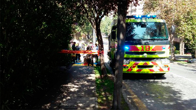 Bomberos indaga eventual intoxicación por cianuro en departamento de Las Condes
