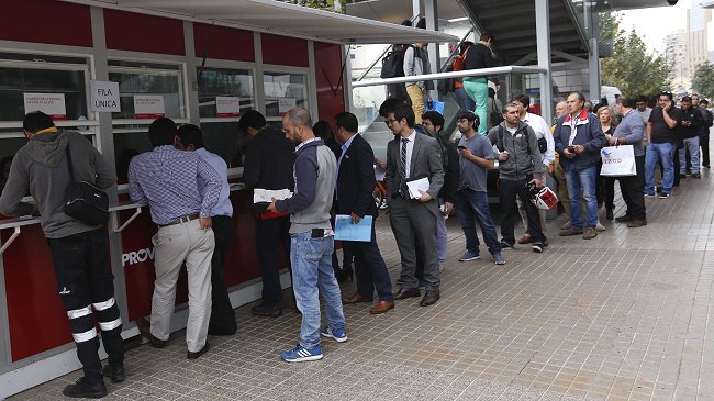 Último día para sacar permiso de circulación: Largas filas en plantas de revisión técnica