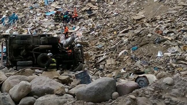 Camión tolva cayó casi 80 metros en Puente Alto