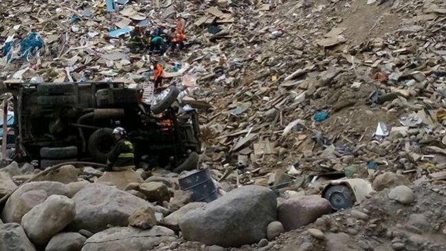 Camión tolva cayó casi 80 metros en Puente Alto