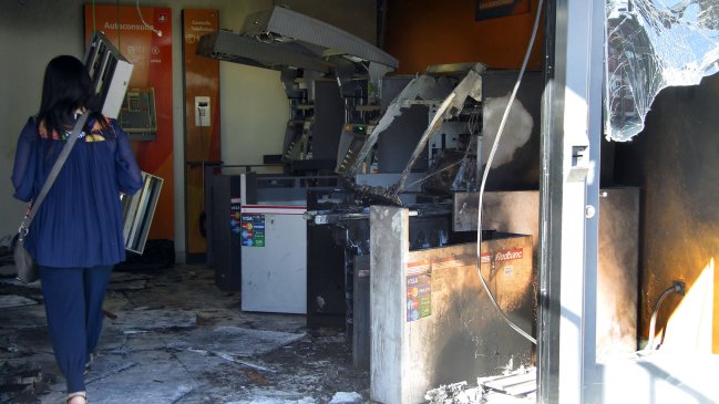 Seis delincuentes protagonizaron robo frustrado a centro médico UC en Santiago