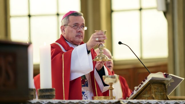 Un centenar de laicos de Osorno marcha hacia Valdivia para exigir salida de obispo Barros