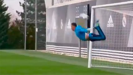 Keylor Navas se lució emulando el "escorpión" de René Higuita