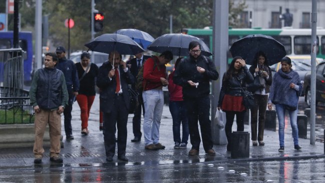 Lluvias provocan diversos cortes de energía en la Región Metropolitana