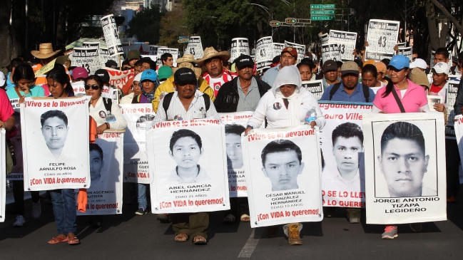 Acusan a padres de los 43 estudiantes de Ayotzinapa de recibir dinero de cartel