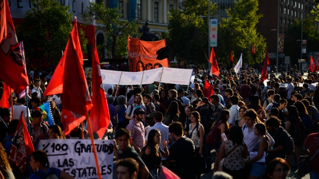 Colegio de Profesores y la Cones se sumaron a marcha de la Confech