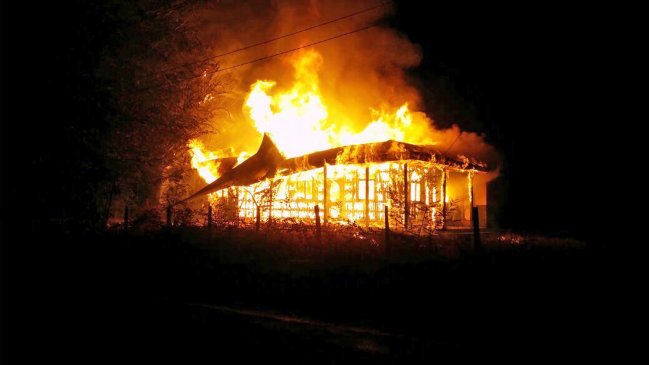 Iglesia Católica rechazó atentados incendiarios contra templos en La Araucanía