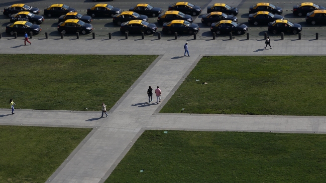 Taxistas realizaron nueva caravana y presentaron recurso contra Uber y Cabify