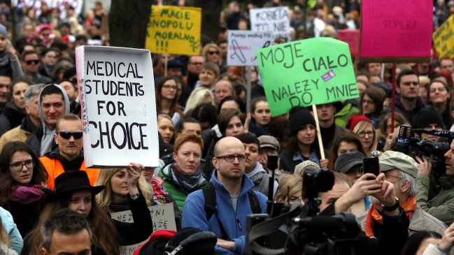 Miles de personas se manifestaron en Varsovia contra prohibición del aborto